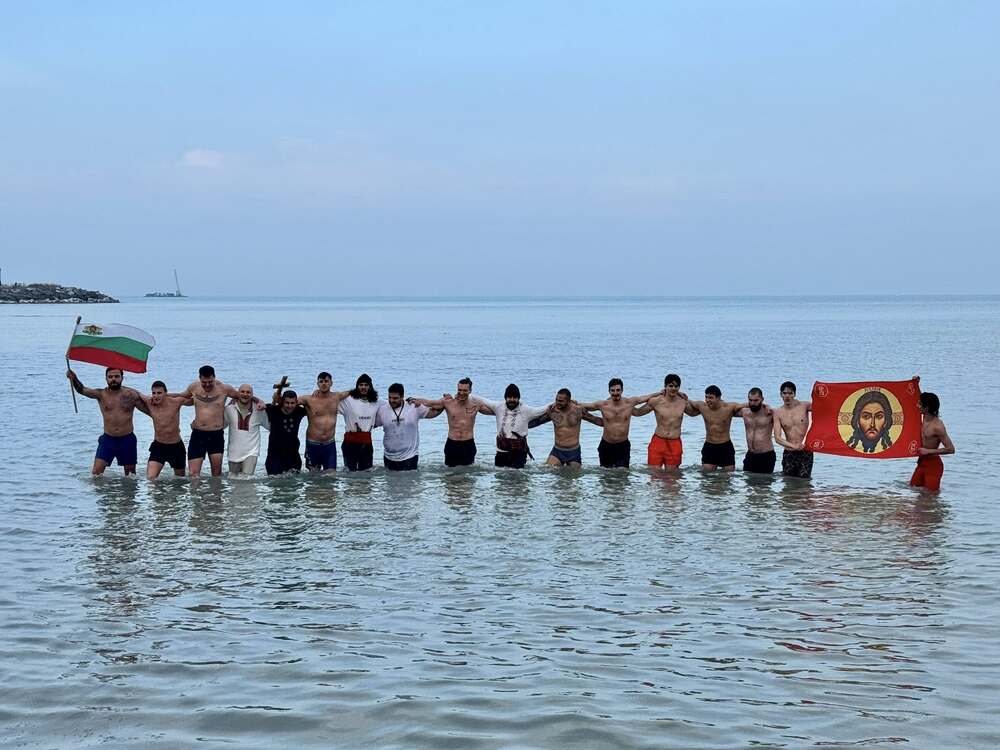 Близо 20 мъже спасяваха Богоявленския кръст в езерото Мичиган, САЩ