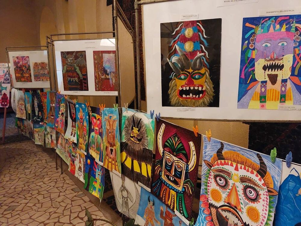 Отворен е приемът на детски рисунки за националния конкурс „Моята Кукерландия – нарисувай ми кукер“, организиран в Ямбол