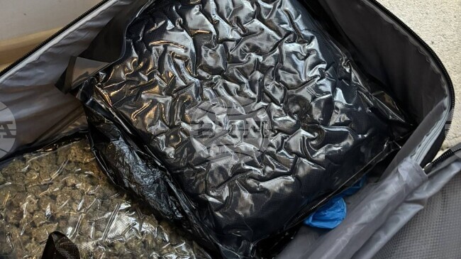 Полицаи задържаха в Шумен 21-годишен варненец за притежание на над килограм марихуана и други наркотици 