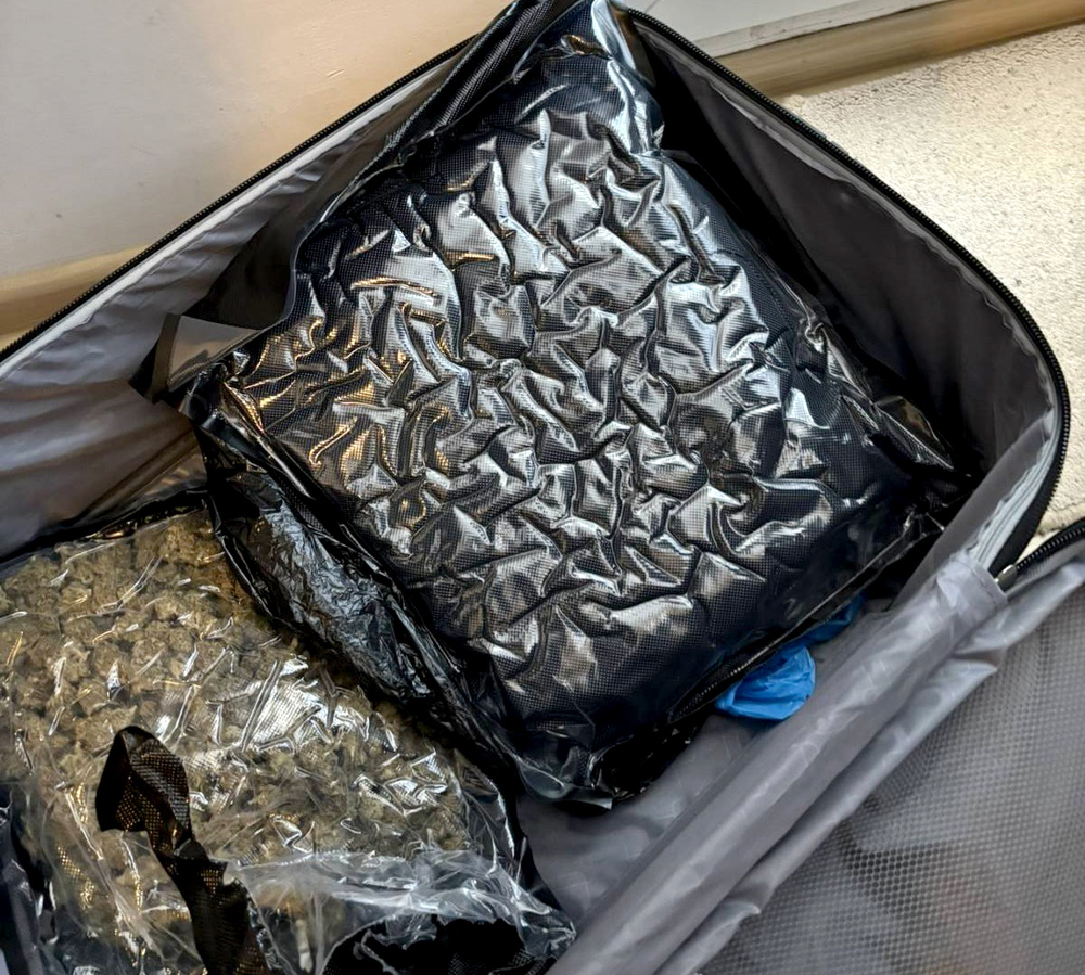 Полицаи задържаха в Шумен 21-годишен варненец за притежание на над килограм марихуана и други наркотици 