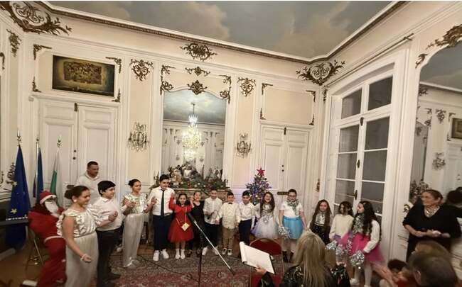 С новогодишен концерт в Посолството на България във Франция завърши 2025 г. за учениците от училище „Родна реч омайна“ в Париж и Бонди
