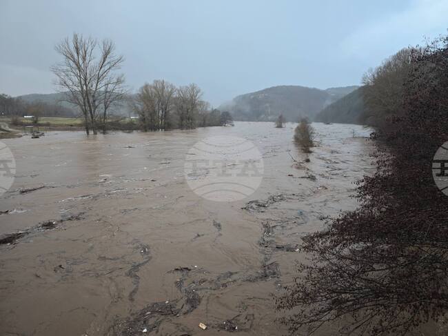 Заради обилните валежи е залята помпената станция в Крумовград, в село Гривка дъждът е отнесъл път