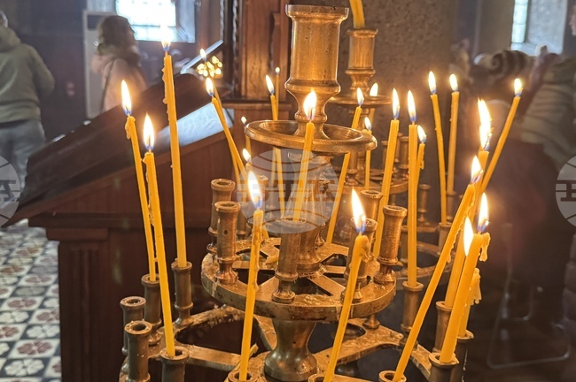 Цената на църковните свещи в евро е определена с решение на Св. Синод и е в полза на потребителите, каза Старозагорският митрополит Киприан