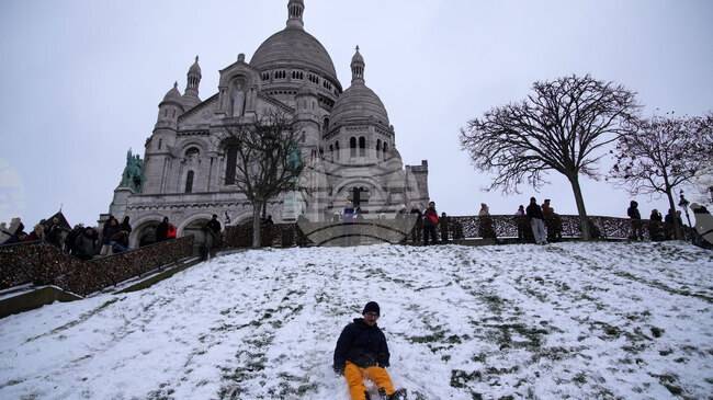 Снежна буря блокира пътниците на летище Схипхол в Амстердам; хора излязоха със ски по улиците на Париж