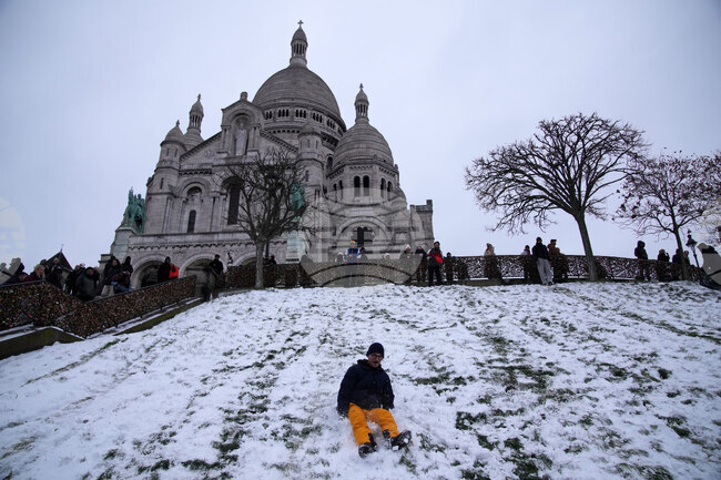 Снежна буря блокира пътниците на летище Схипхол в Амстердам; хора излязоха със ски по улиците на Париж