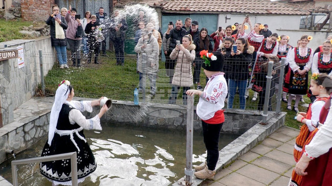 В карловския квартал "Сушица" спазиха старинния обичай "Къпанак" и изкъпаха булки и именици