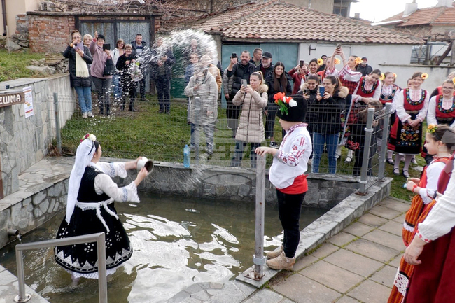 В карловския квартал "Сушица" спазиха старинния обичай "Къпанак" и изкъпаха булки и именици
