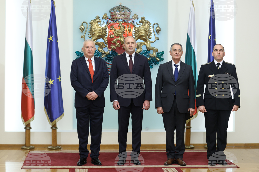 President Awards Navy Personnel for Contributions to Armed Forces