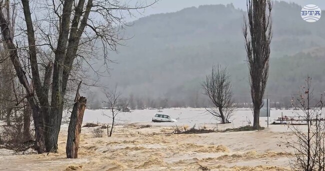 Заради обилните валежи е залята помпената станция в Крумовград, в село Гривка дъждът е отнесъл път