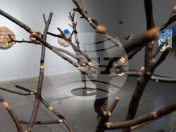 Красимир Терзиев представя изложбата „Реконструкции на предстоящето II“, снимка – „Топлоцентрала“