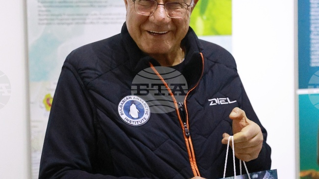 Книгата "Антарктида – история, природа, българските полярници" показва континента в цялата му пълнота, каза в Русе проф. Христо Пимпирев