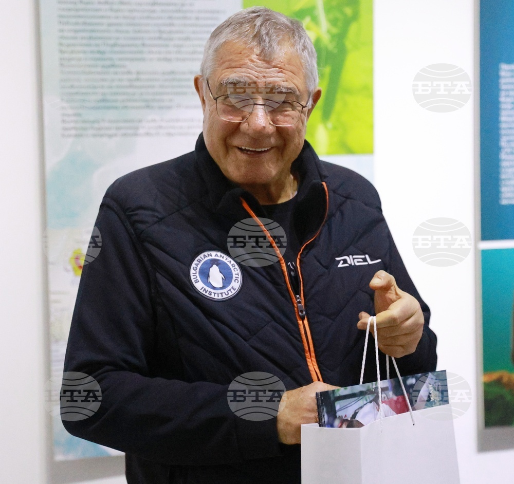 Книгата "Антарктида – история, природа, българските полярници" показва континента в цялата му пълнота, каза в Русе проф. Христо Пимпирев