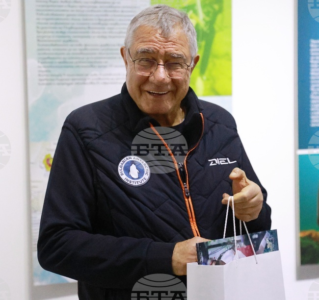 Книгата "Антарктида – история, природа, българските полярници" показва континента в цялата му пълнота, каза в Русе проф. Христо Пимпирев