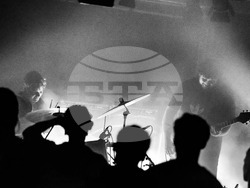 Финландско-британското дуо Nyos се завръща в България за концерти в София и Пловдив, снимка – „Аларма пънк джаз"