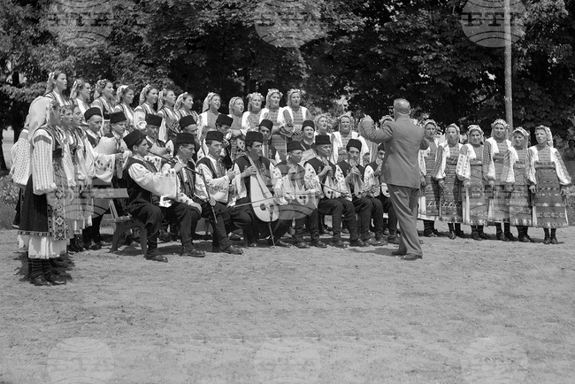January 7, 1950: Philip Koutev National Folklore Ensemble Set Up