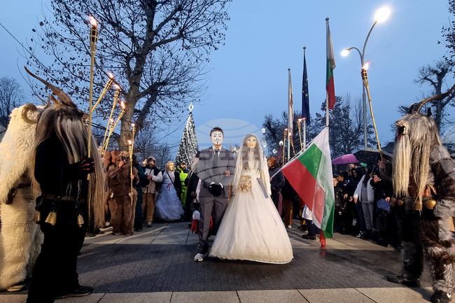 Долна Митрополия - кукерски игри - шествие