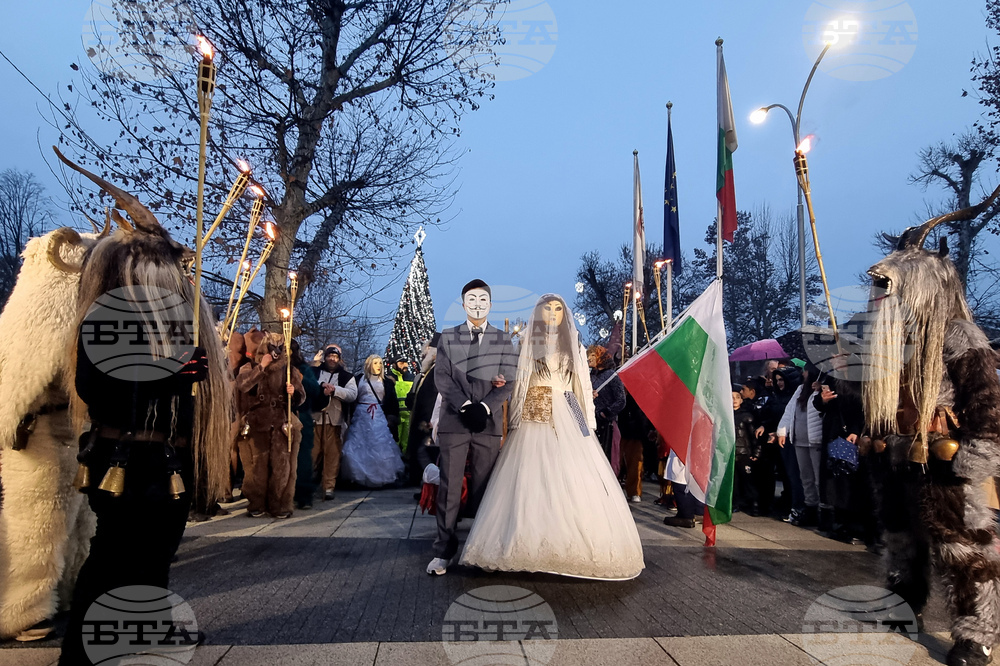 Долна Митрополия - кукерски игри - шествие