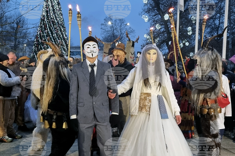 Долна Митрополия - кукерски игри - шествие