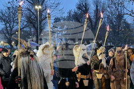 Долна Митрополия - кукерски игри - шествие