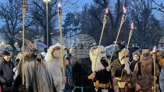 Кукери шестваха в Долна Митрополия на Ивановден, за да прогонят злото и да донесат здраве и плодородие