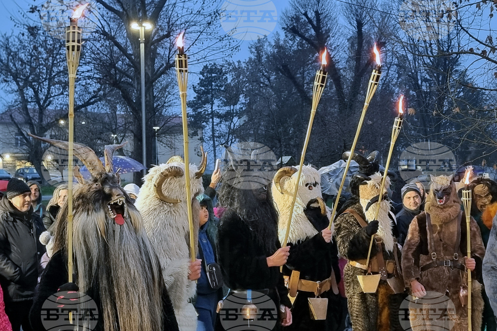Кукери шестваха в Долна Митрополия на Ивановден, за да прогонят злото и да донесат здраве и плодородие