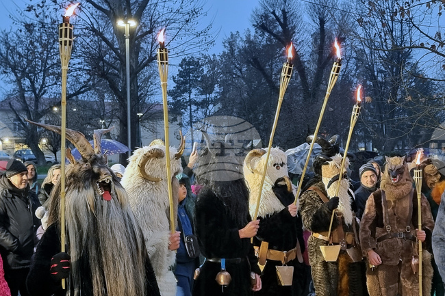 Кукери шестваха в Долна Митрополия на Ивановден, за да прогонят злото и да донесат здраве и плодородие