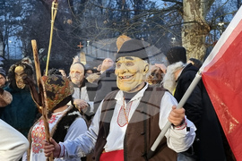 Долна Митрополия - кукерски игри - шествие