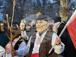 Долна Митрополия - кукерски игри - шествие