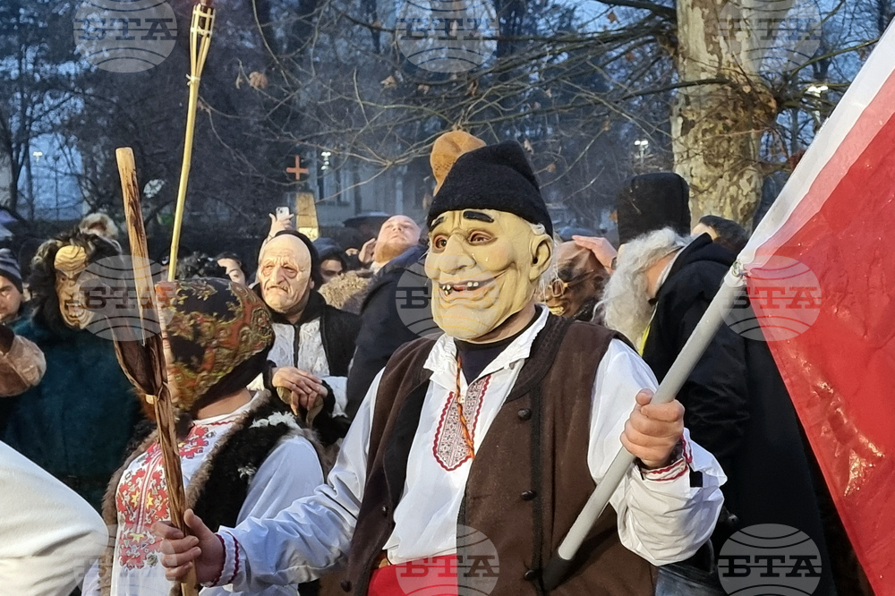 Долна Митрополия - кукерски игри - шествие