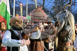 Долна Митрополия - кукерски игри - шествие