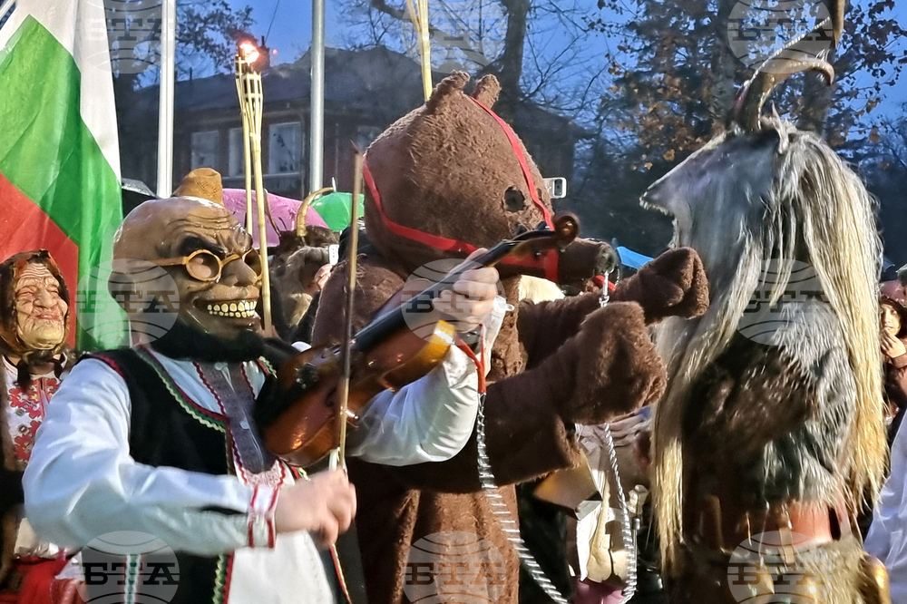 Долна Митрополия - кукерски игри - шествие