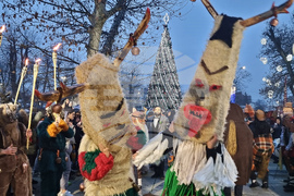 Долна Митрополия - кукерски игри - шествие