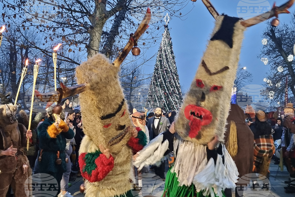 Долна Митрополия - кукерски игри - шествие