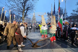 Долна Митрополия - кукерски игри - шествие