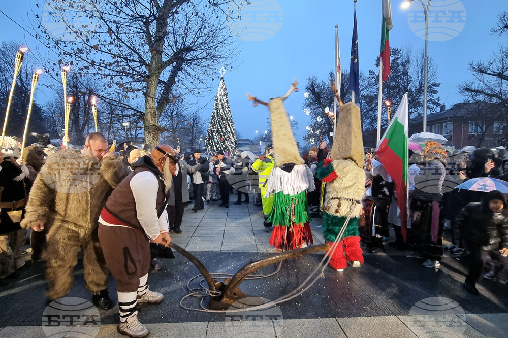 Долна Митрополия - кукерски игри - шествие