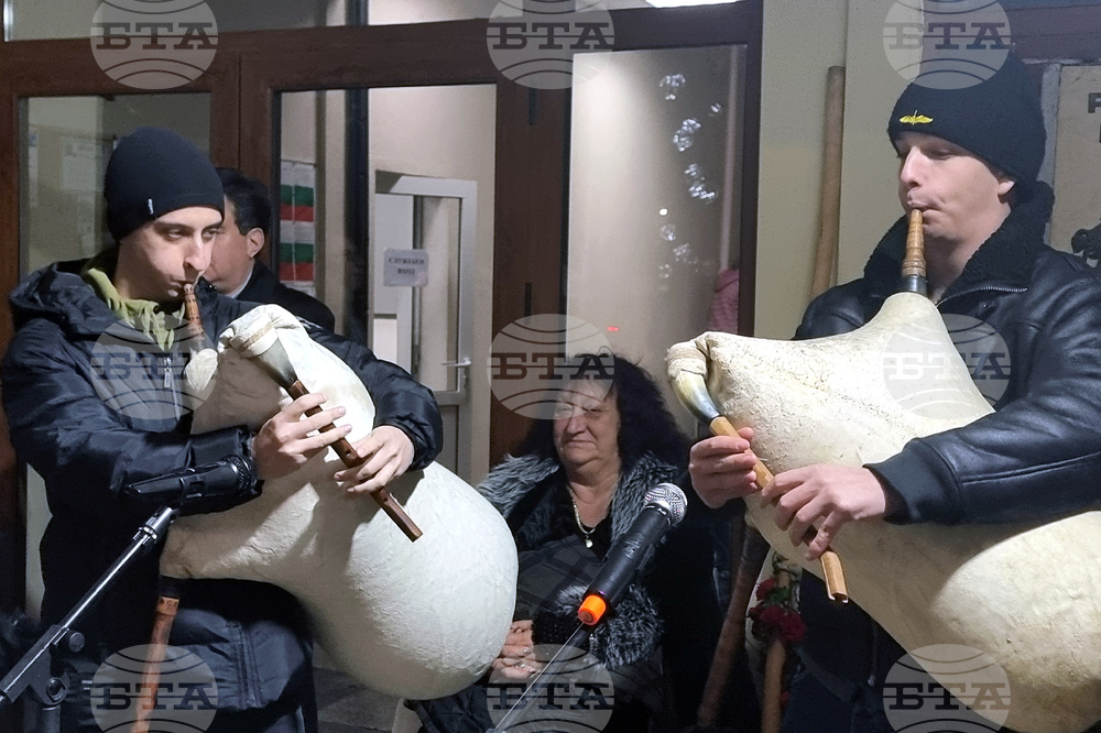 Долна Митрополия - кукерски игри - шествие