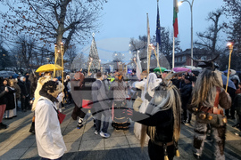 Долна Митрополия - кукерски игри - шествие