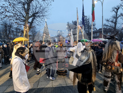 Долна Митрополия - кукерски игри - шествие