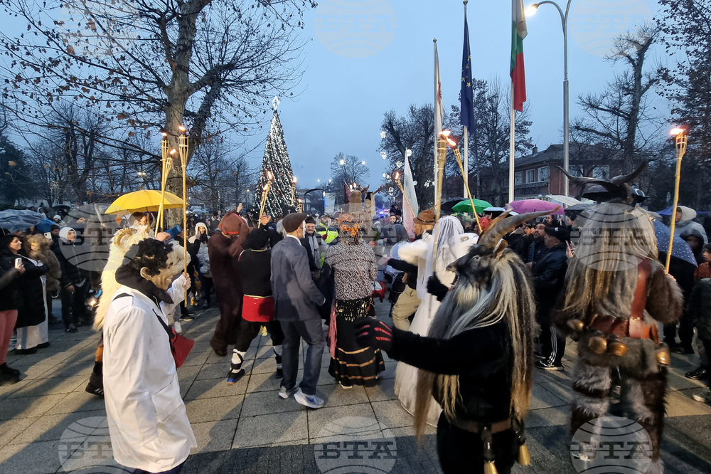 Долна Митрополия - кукерски игри - шествие