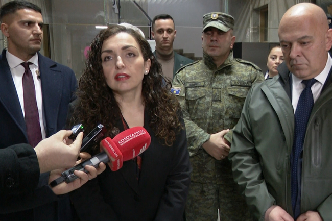 КосоваПрес: Президентът на Косово Вьоса Османи посети Джакова след вчерашните наводнения там