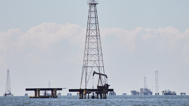 Петролът поскъпва леко след спад на запасите в САЩ, Венецуела остава във фокуса