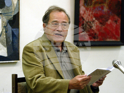 Созопол (11 септември 2004) В Созопол се провежда 20-то издание на Празниците на изкуствата "Аполония-2004". На снимката: Георги Данаилов представи последната си книга "Весела книга за българския народ". Пресфото-БТА, снимка: Елена Дикова/архив