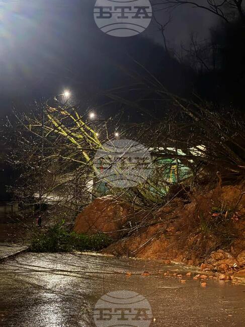 Около 60 жители на Кичево са евакуирани от наводнените си къщи, дъждовете в Северна Македония предизвикаха и свлачища
