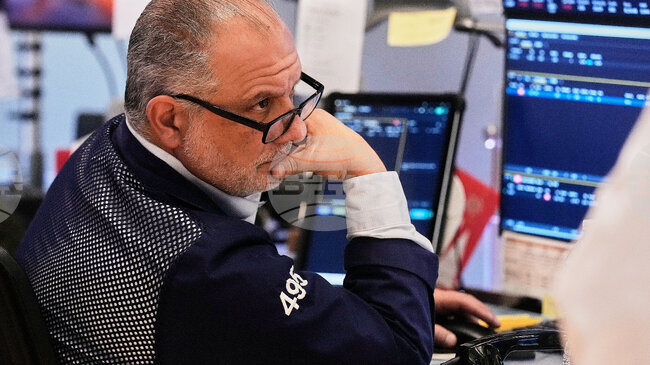 Смесено се движат индексите на Уолстрийт, отбранителните компании поскъпнаха след заявения от Тръмп скок на разходите за отбрана в САЩ