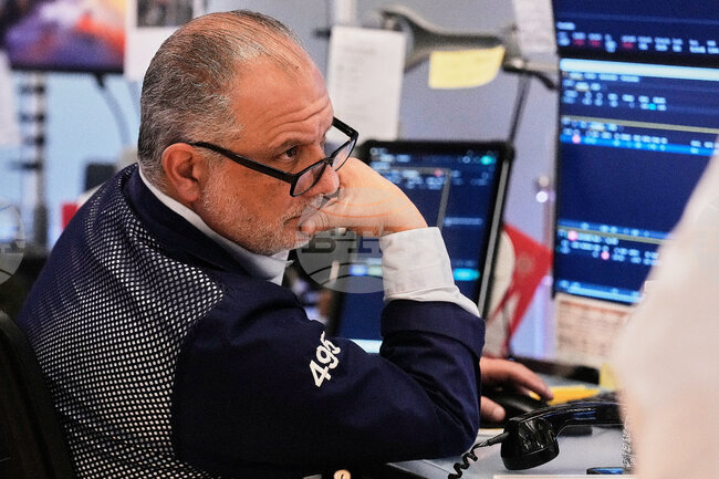 Смесено се движат индексите на Уолстрийт, отбранителните компании поскъпнаха след заявения от Тръмп скок на разходите за отбрана в САЩ