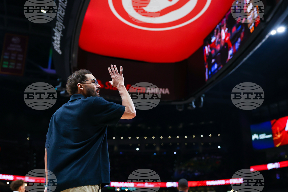 Pelicans Hawks Basketball