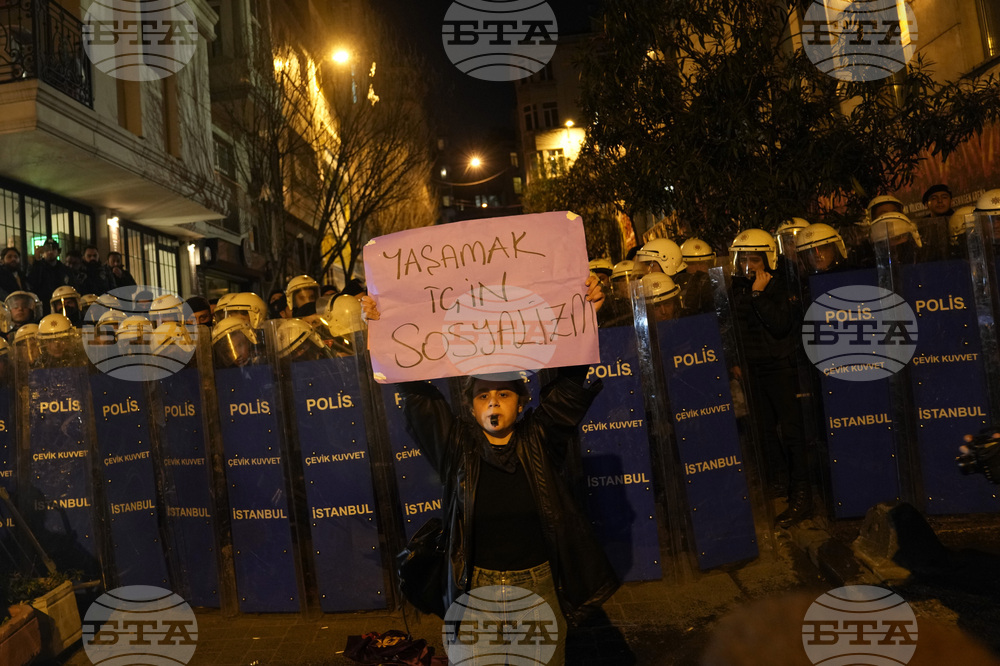 Сблъсъци между полиция и участници в осмомартенска демонстрация на централния площад Таксим в Истанбул снощи