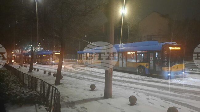 Заради рязката промяна на времето има затруднения в движението на част от градския транспорт в София