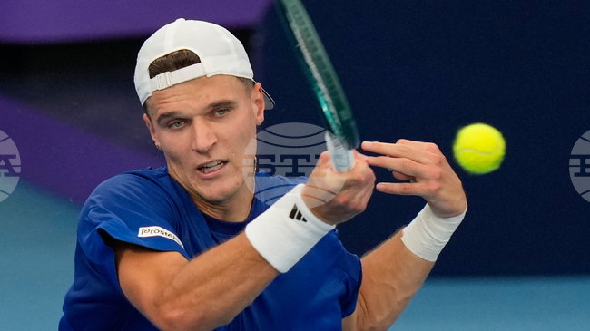 Якуб Меншик и Себастиан Баес се класираха за финала на турнира по тенис в Окланд