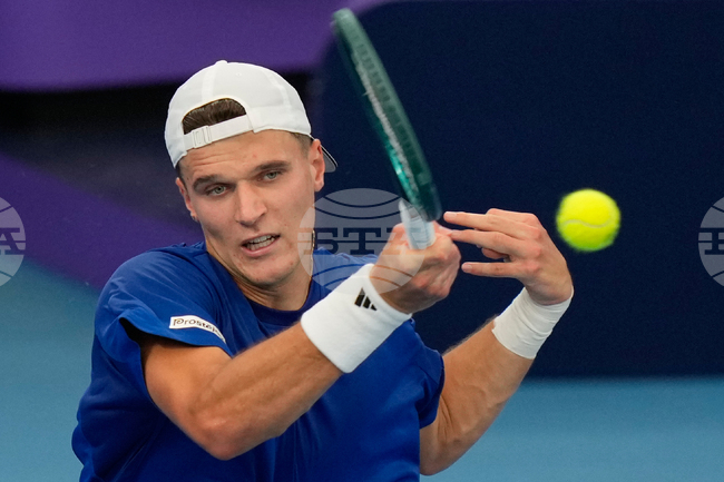 Якуб Меншик и Себастиан Баес се класираха за финала на турнира по тенис в Окланд